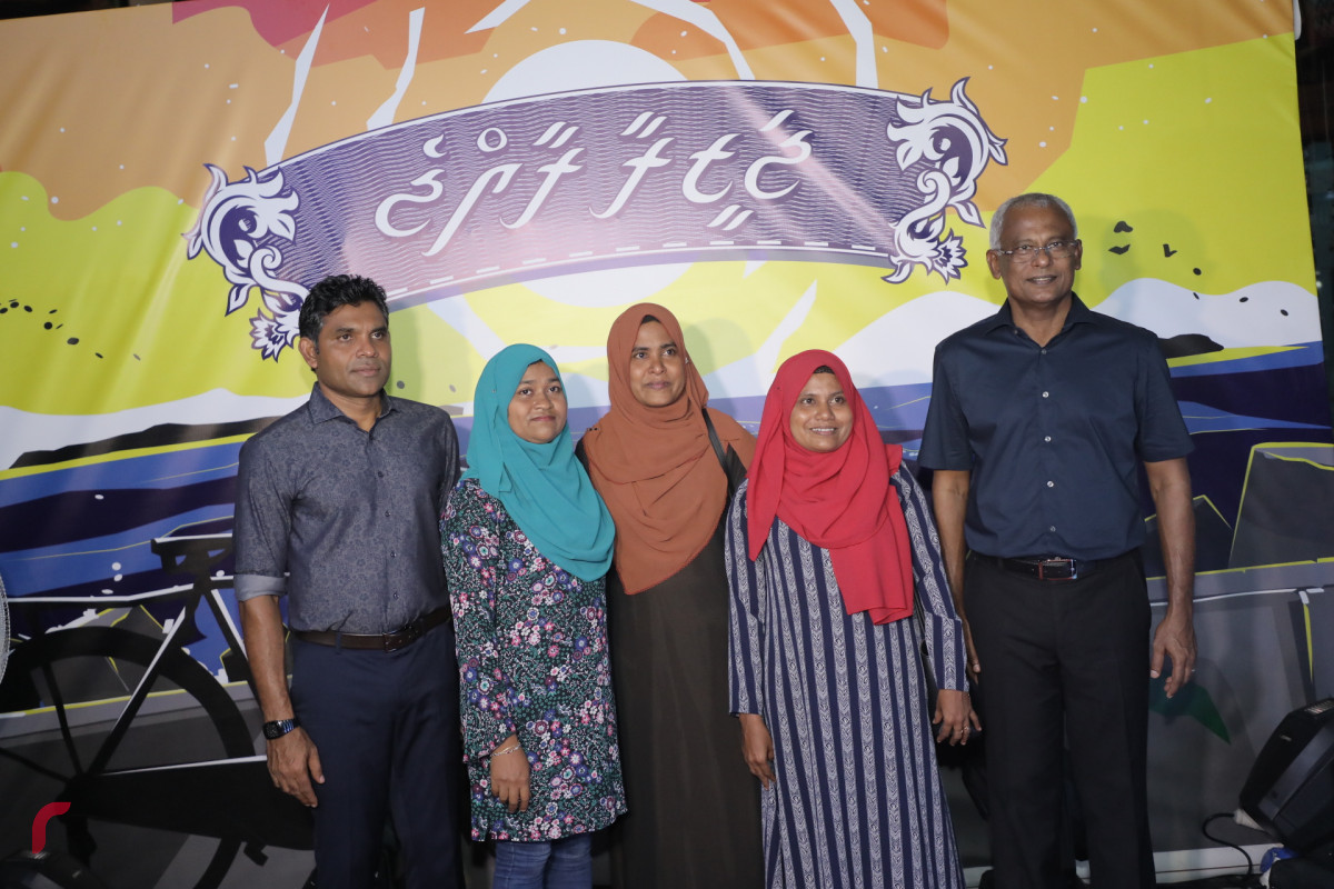 އޮކްޓޫބަރު 23، 2018: ރިޔާސީ އިންތިޚާބުގައި ގުޅިފައިވާ ޕާޓީތަކަށް ލިބުނު ކާމިޔާބީ ފާހަގަކުރަން މައްޗަންގޯޅި ރައްޔިތުން ކާމިނީމަގު ސަރަހައްދުގައި ކުރިއަށްގެންދިޔަ ހަރަކާތުގެ ތެރެއިން. މި ހަރަކާތުގައި ކޯލިޝަންއަށް ސަޕޯޓްކުރާ ގިނަ އަދަދެއްގެ ފަރާތްތަކުން ވަނީ ބައިވެރިވެފައި -- ފޮޓޯ: މުހައްމަދު ޝަރުހާން / ރާއްޖެ އެމްވީ