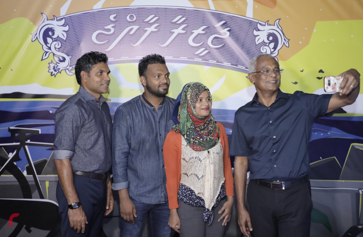 އޮކްޓޫބަރު 23، 2018: ރިޔާސީ އިންތިޚާބުގައި ގުޅިފައިވާ ޕާޓީތަކަށް ލިބުނު ކާމިޔާބީ ފާހަގަކުރަން މައްޗަންގޯޅި ރައްޔިތުން ކާމިނީމަގު ސަރަހައްދުގައި ކުރިއަށްގެންދިޔަ ހަރަކާތުގެ ތެރެއިން. މި ހަރަކާތުގައި ކޯލިޝަންއަށް ސަޕޯޓްކުރާ ގިނަ އަދަދެއްގެ ފަރާތްތަކުން ވަނީ ބައިވެރިވެފައި -- ފޮޓޯ: މުހައްމަދު ޝަރުހާން / ރާއްޖެ އެމްވީ