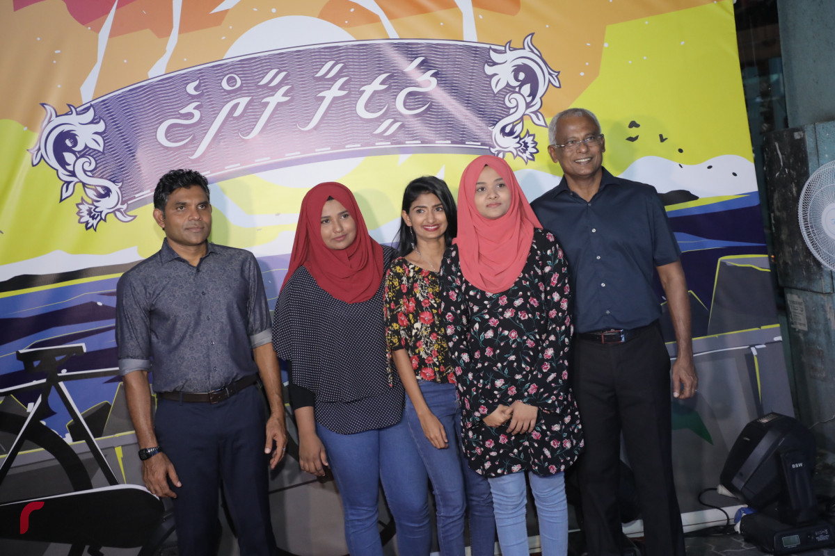 އޮކްޓޫބަރު 23، 2018: ރިޔާސީ އިންތިޚާބުގައި ގުޅިފައިވާ ޕާޓީތަކަށް ލިބުނު ކާމިޔާބީ ފާހަގަކުރަން މައްޗަންގޯޅި ރައްޔިތުން ކާމިނީމަގު ސަރަހައްދުގައި ކުރިއަށްގެންދިޔަ ހަރަކާތުގެ ތެރެއިން. މި ހަރަކާތުގައި ކޯލިޝަންއަށް ސަޕޯޓްކުރާ ގިނަ އަދަދެއްގެ ފަރާތްތަކުން ވަނީ ބައިވެރިވެފައި -- ފޮޓޯ: މުހައްމަދު ޝަރުހާން / ރާއްޖެ އެމްވީ