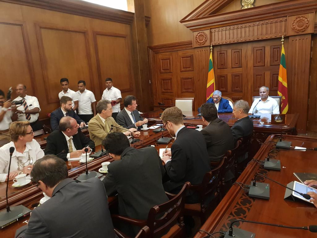 ބޮޑުވަޒީރުކަމުން ދުރުކުރެވުނު ރަނިލް ޑިޕްލޮމެޓުންނާއި ބައްދަލުކުރައްވަނީ