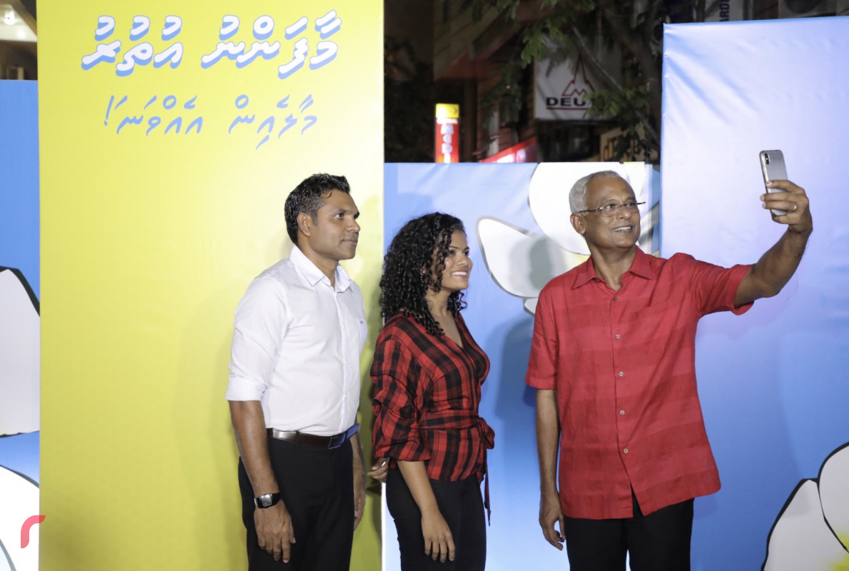 އޮކްޓޫބަރު 27، 2018: ރިޔާސީ އިންތިޚާބުގައި ގުޅިފައިވާ ޕާޓީތަކަށް ލިބުނު ކާމިޔާބީ ފާހަގަކުރަން މާފަންނު އުތުރު ރައްޔިތުންނާއިއެކު ކުރިއަށްގެންދިޔަ ހަރަކާތުގެ ތެރެއިން. މި ހަރަކާތުގައި ކޯލިޝަންއަށް ސަޕޯޓްކުރާ ގިނަ އަދަދެއްގެ ފަރާތްތަކުން ވަނީ ބައިވެރިވެފައި -- ފޮޓޯ: މުހައްމަދު ޝަރުހާން / ރާއްޖެ އެމްވީ