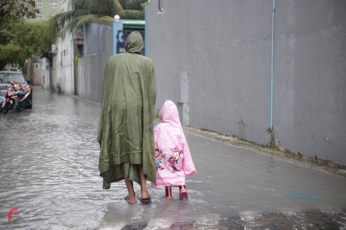 އޮކްޓޫބަރު 28، 2018:  މާލެއަށް މިހާރު ކުރަމުންދާ ވިއްސާރައިގައި ގަދަވަޔާއިއެކު ބޯކޮށް ވާރޭވެހި ފެންބޮޑުވެފައި، މާލޭގެ ގިނަ މަގުތަކެއްގައި ފެންބޮޑުވެފައިވުމުގެ ސަބަބުން ދުއްވާ އެއްޗިއްސާއި ހިނގާމީހުންނަށް ވަނީ ދަތިތަކާއި ދިމާވެފައި