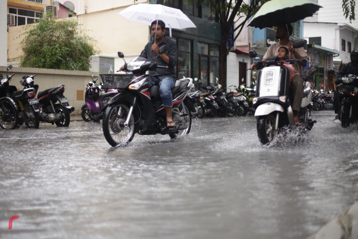އޮކްޓޫބަރު 28، 2018:  މާލެއަށް މިހާރު ކުރަމުންދާ ވިއްސާރައިގައި ގަދަވަޔާއިއެކު ބޯކޮށް ވާރޭވެހި ފެންބޮޑުވެފައި، މާލޭގެ ގިނަ މަގުތަކެއްގައި ފެންބޮޑުވެފައިވުމުގެ ސަބަބުން ދުއްވާ އެއްޗިއްސާއި ހިނގާމީހުންނަށް ވަނީ ދަތިތަކާއި ދިމާވެފައި