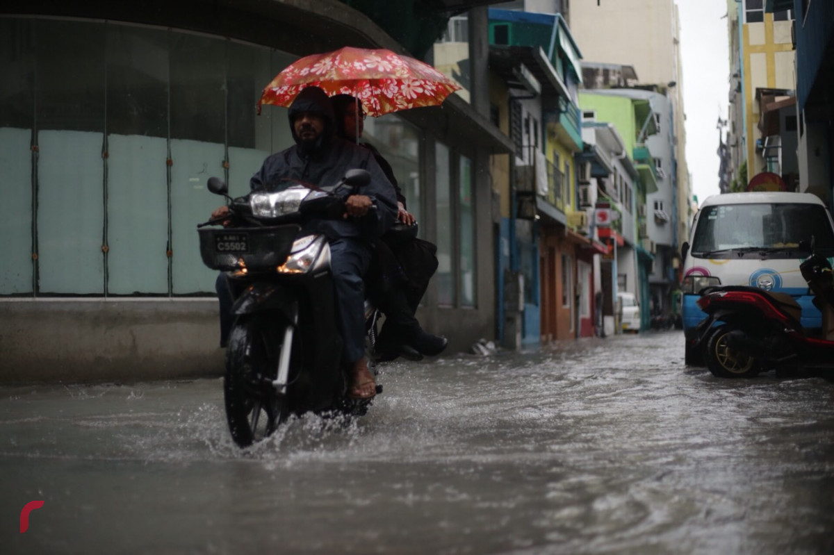 އޮކްޓޫބަރު 28، 2018:  މާލެއަށް މިހާރު ކުރަމުންދާ ވިއްސާރައިގައި ގަދަވަޔާއިއެކު ބޯކޮށް ވާރޭވެހި ފެންބޮޑުވެފައި، މާލޭގެ ގިނަ މަގުތަކެއްގައި ފެންބޮޑުވެފައިވުމުގެ ސަބަބުން ދުއްވާ އެއްޗިއްސާއި ހިނގާމީހުންނަށް ވަނީ ދަތިތަކާއި ދިމާވެފައި