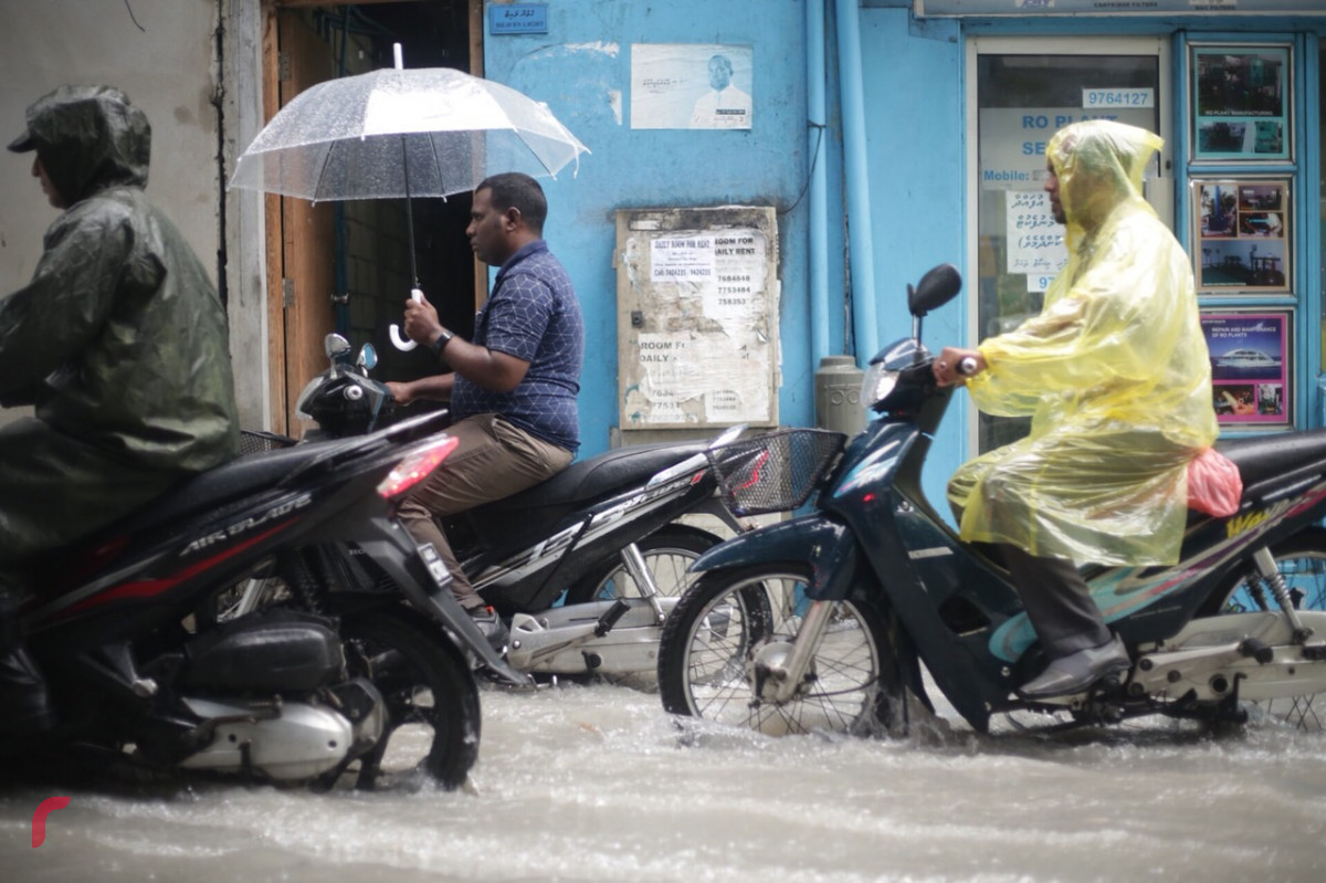 އޮކްޓޫބަރު 28، 2018:  މާލެއަށް މިހާރު ކުރަމުންދާ ވިއްސާރައިގައި ގަދަވަޔާއިއެކު ބޯކޮށް ވާރޭވެހި ފެންބޮޑުވެފައި، މާލޭގެ ގިނަ މަގުތަކެއްގައި ފެންބޮޑުވެފައިވުމުގެ ސަބަބުން ދުއްވާ އެއްޗިއްސާއި ހިނގާމީހުންނަށް ވަނީ ދަތިތަކާއި ދިމާވެފައި