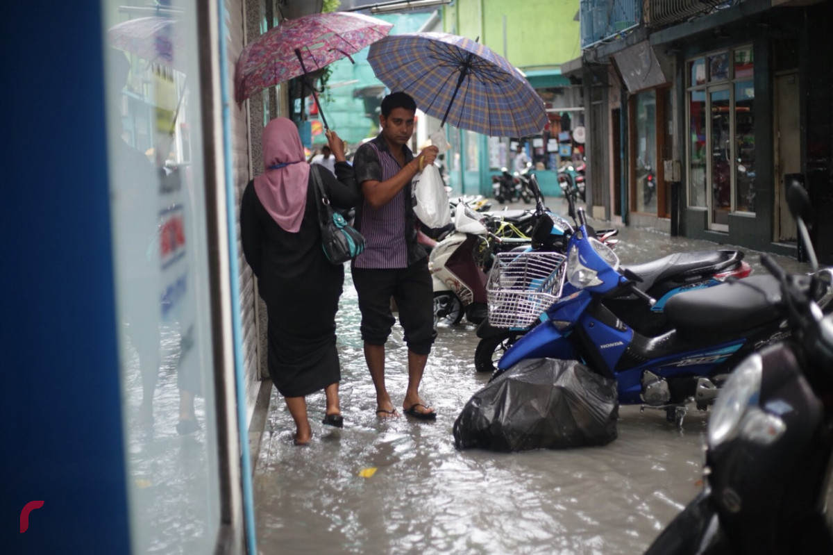 އޮކްޓޫބަރު 28، 2018:  މާލެއަށް މިހާރު ކުރަމުންދާ ވިއްސާރައިގައި ގަދަވަޔާއިއެކު ބޯކޮށް ވާރޭވެހި ފެންބޮޑުވެފައި، މާލޭގެ ގިނަ މަގުތަކެއްގައި ފެންބޮޑުވެފައިވުމުގެ ސަބަބުން ދުއްވާ އެއްޗިއްސާއި ހިނގާމީހުންނަށް ވަނީ ދަތިތަކާއި ދިމާވެފައި