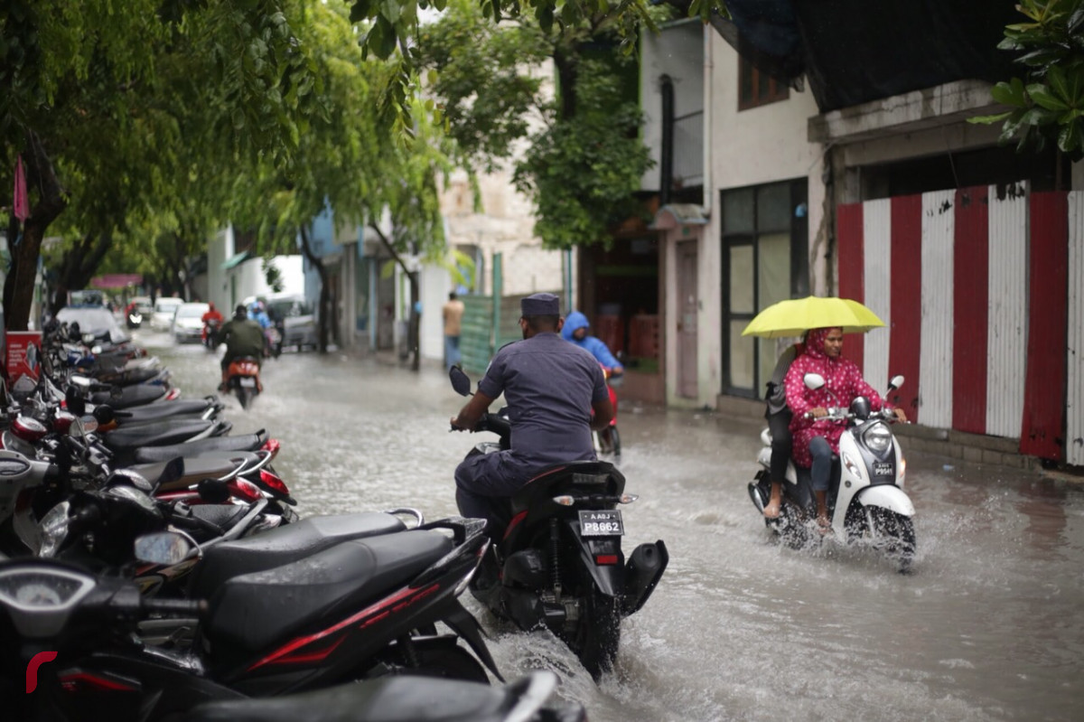 އޮކްޓޫބަރު 28، 2018:  މާލެއަށް މިހާރު ކުރަމުންދާ ވިއްސާރައިގައި ގަދަވަޔާއިއެކު ބޯކޮށް ވާރޭވެހި ފެންބޮޑުވެފައި، މާލޭގެ ގިނަ މަގުތަކެއްގައި ފެންބޮޑުވެފައިވުމުގެ ސަބަބުން ދުއްވާ އެއްޗިއްސާއި ހިނގާމީހުންނަށް ވަނީ ދަތިތަކާއި ދިމާވެފައި