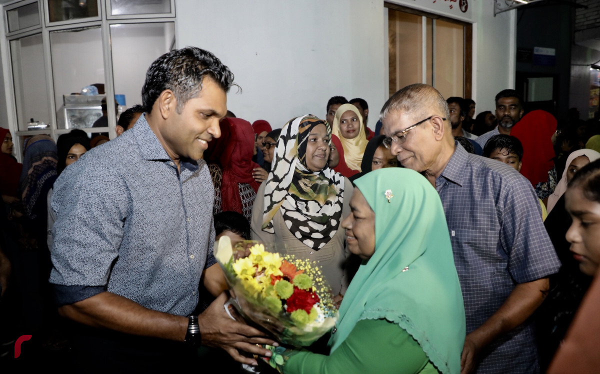 އޮކްޓޫބަރު 29، 2018: ރިޔާސީ އިންތިޚާބުގައި ގުޅިފައިވާ ޕާޓީތަކަށް ލިބުނު ކާމިޔާބީ ފާހަގަކުރަން ގ އިސްތަފާގެ ސަރަހައްދުގަައި ކުރިއަށްގެންދިޔަ ހަރަކާތުގެ ތެރެއިން. މި ހަރަކާތުގައި ކޯލިޝަންއަށް ސަޕޯޓްކުރާ ގިނަ އަދަދެއްގެ ފަރާތްތަކުން ވަނީ ބައިވެރިވެފައި -- ފޮޓޯ: މުހައްމަދު ޝަރުހާން / ރާއްޖެ އެމްވީ