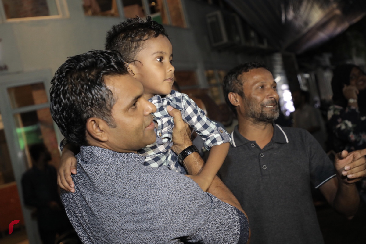 އޮކްޓޫބަރު 29، 2018: ރިޔާސީ އިންތިޚާބުގައި ގުޅިފައިވާ ޕާޓީތަކަށް ލިބުނު ކާމިޔާބީ ފާހަގަކުރަން ގ އިސްތަފާގެ ސަރަހައްދުގަައި ކުރިއަށްގެންދިޔަ ހަރަކާތުގެ ތެރެއިން. މި ހަރަކާތުގައި ކޯލިޝަންއަށް ސަޕޯޓްކުރާ ގިނަ އަދަދެއްގެ ފަރާތްތަކުން ވަނީ ބައިވެރިވެފައި -- ފޮޓޯ: މުހައްމަދު ޝަރުހާން / ރާއްޖެ އެމްވީ