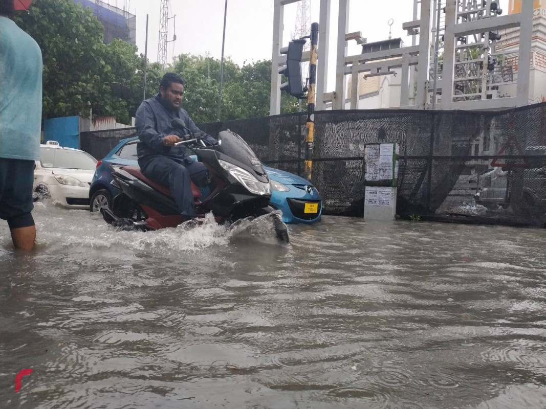 އޮކްޓޫބަރު 30، 2018: މާލެއަށް ގަދަވަޔާ އެކު ބޯކޮށް ވާރޭވެހި ފެންބޮޑުވެފައި، މިކަމުގެ ސަބަބުން ހިނގާމީ ހުންނަށާއި ދުއްވާ އެއްޗިއްސައް ބޮޑެތި އުނދަގޫތަކެއް ދިމާވެފައިވާއިރު މޫސުމާބެހޭ ގައުމީ އިދާރާއިން މައުލޫމާތު ދޭ ގޮތުގައި މިއަދުގެ މާލޭއިން ދެކުނަށް މޫސުމް ގޯސްވެ ގަދަވަޔާ އެކު ވާރޭ ވެހޭނެ