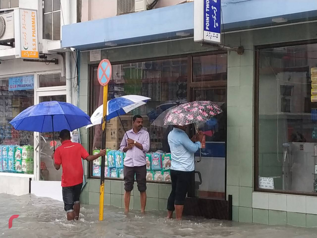 އޮކްޓޫބަރު 30، 2018: މާލެއަށް ގަދަވަޔާ އެކު ބޯކޮށް ވާރޭވެހި ފެންބޮޑުވެފައި، މިކަމުގެ ސަބަބުން ހިނގާމީ ހުންނަށާއި ދުއްވާ އެއްޗިއްސައް ބޮޑެތި އުނދަގޫތަކެއް ދިމާވެފައިވާއިރު މޫސުމާބެހޭ ގައުމީ އިދާރާއިން މައުލޫމާތު ދޭ ގޮތުގައި މިއަދުގެ މާލޭއިން ދެކުނަށް މޫސުމް ގޯސްވެ ގަދަވަޔާ އެކު ވާރޭ ވެހޭނެ