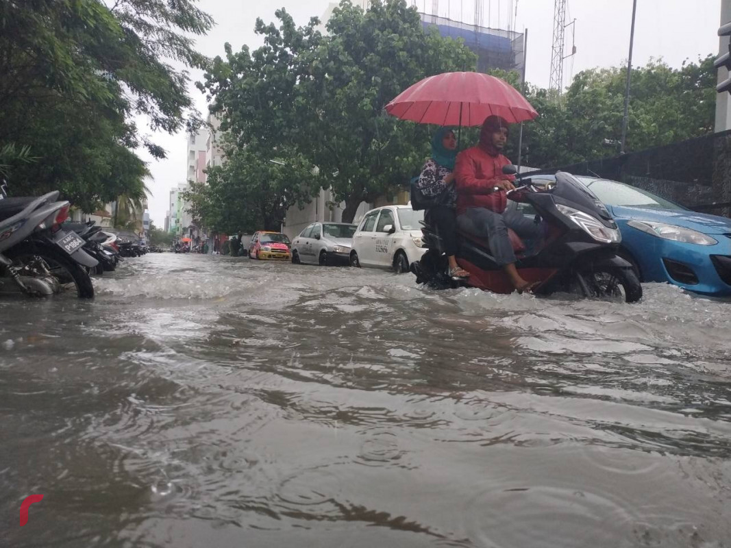 އޮކްޓޫބަރު 30، 2018: މާލެއަށް ގަދަވަޔާ އެކު ބޯކޮށް ވާރޭވެހި ފެންބޮޑުވެފައި، މިކަމުގެ ސަބަބުން ހިނގާމީ ހުންނަށާއި ދުއްވާ އެއްޗިއްސައް ބޮޑެތި އުނދަގޫތަކެއް ދިމާވެފައިވާއިރު މޫސުމާބެހޭ ގައުމީ އިދާރާއިން މައުލޫމާތު ދޭ ގޮތުގައި މިއަދުގެ މާލޭއިން ދެކުނަށް މޫސުމް ގޯސްވެ ގަދަވަޔާ އެކު ވާރޭ ވެހޭނެ