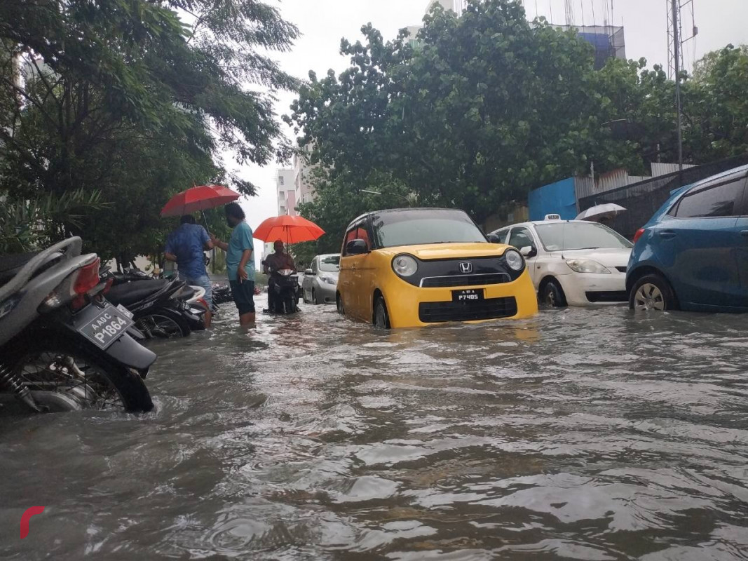 އޮކްޓޫބަރު 30، 2018: މާލެއަށް ގަދަވަޔާ އެކު ބޯކޮށް ވާރޭވެހި ފެންބޮޑުވެފައި، މިކަމުގެ ސަބަބުން ހިނގާމީ ހުންނަށާއި ދުއްވާ އެއްޗިއްސައް ބޮޑެތި އުނދަގޫތަކެއް ދިމާވެފައިވާއިރު މޫސުމާބެހޭ ގައުމީ އިދާރާއިން މައުލޫމާތު ދޭ ގޮތުގައި މިއަދުގެ މާލޭއިން ދެކުނަށް މޫސުމް ގޯސްވެ ގަދަވަޔާ އެކު ވާރޭ ވެހޭނެ