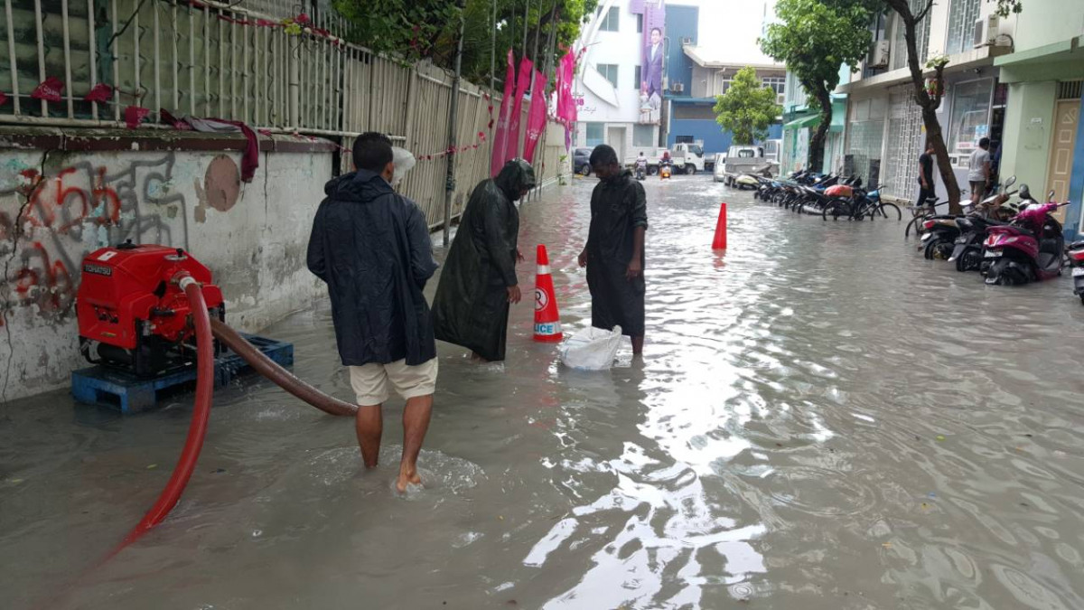 އޮކްޓޫބަރު 30، 2018: މާލެއަށް ގަދަވަޔާ އެކު ބޯކޮށް ވާރޭވެހި ފެންބޮޑުވުމާ އެކު އެމްއެންޑީއެފް އިން މަގުތަކުން ފެން ހިންދުމުގެ މަސައްކަތް ކުރަނީ، މާލެއަށް ގަދަވަޔާ އެކު ބޯކޮށް ވާރޭވެހި ފެންބޮޑުވެފައި، މިކަމުގެ ސަބަބުން ހިނގާމީ ހުންނަށާއި ދުއްވާ އެއްޗިއްސައް ބޮޑެތި އުނދަގޫތަކެއް ދިމާވެފައިވާއިރު މޫސުމާބެހޭ ގައުމީ އިދާރާއިން މައުލޫމާތު ދޭ ގޮތުގައި މިއަދުގެ މާލޭއިން ދެކުނަށް މޫސުމް ގޯސްވެ ގަދަވަޔާ އެކު ވާރޭ ވެހޭނެ