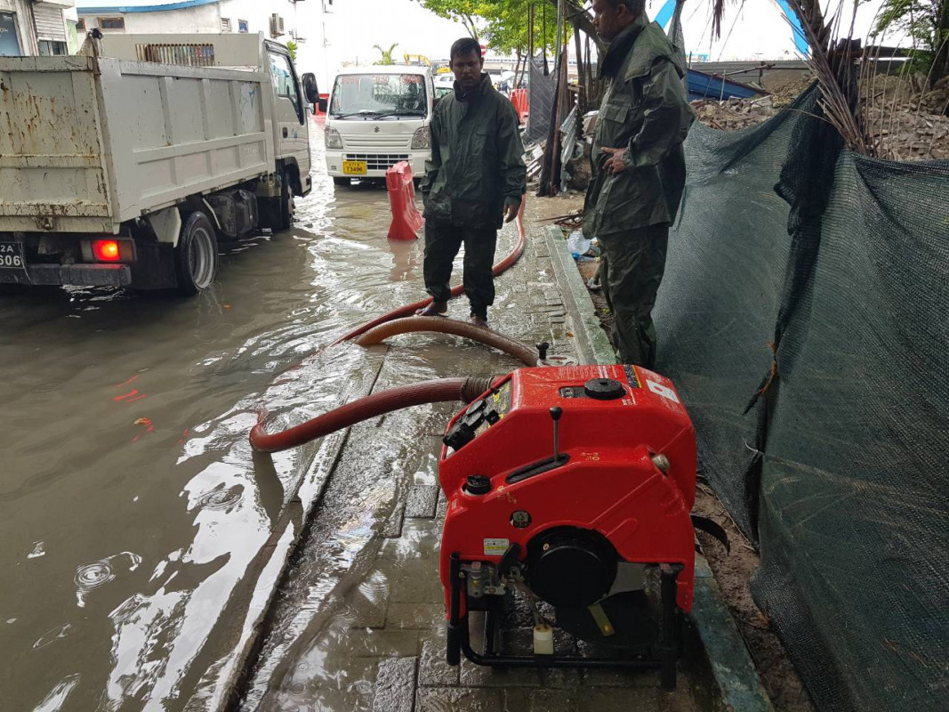 އޮކްޓޫބަރު 30، 2018:މާލެއަށް ގަދަވަޔާ އެކު ބޯކޮށް ވާރޭވެހި ފެންބޮޑުވެފައި، މިކަމުގެ ސަބަބުން ހިނގާމީ ހުންނަށާއި ދުއްވާ އެއްޗިއްސައް ބޮޑެތި އުނދަގޫތަކެއް ދިމާވެފައިވާއިރު މޫސުމާބެހޭ ގައުމީ އިދާރާއިން މައުލޫމާތު ދޭ ގޮތުގައި މިއަދުގެ މާލޭއިން ދެކުނަށް މޫސުމް ގޯސްވެ ގަދަވަޔާ އެކު ވާރޭ ވެހޭނެ