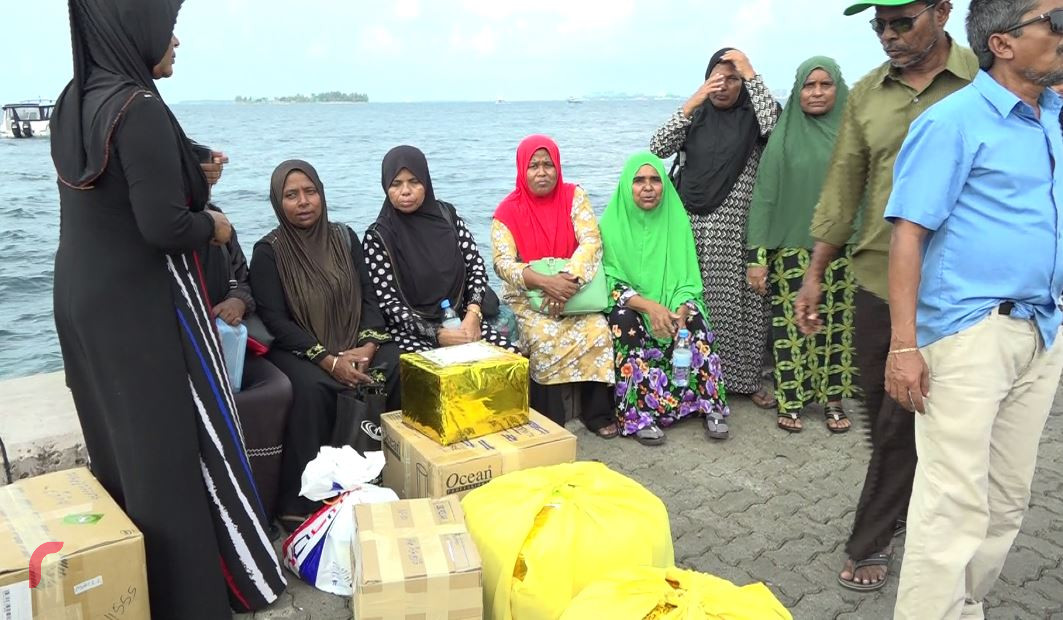 ނަޝީދަށް މަރުހަބާ ކިޔަން ތިމަރަފުށިން އައިބައެއް މީހުން ބަނދަރުމަތީ:-އެމީހުން އައީ ހާއްސަ ފަރިވަޅެއް ހިފައިގެން