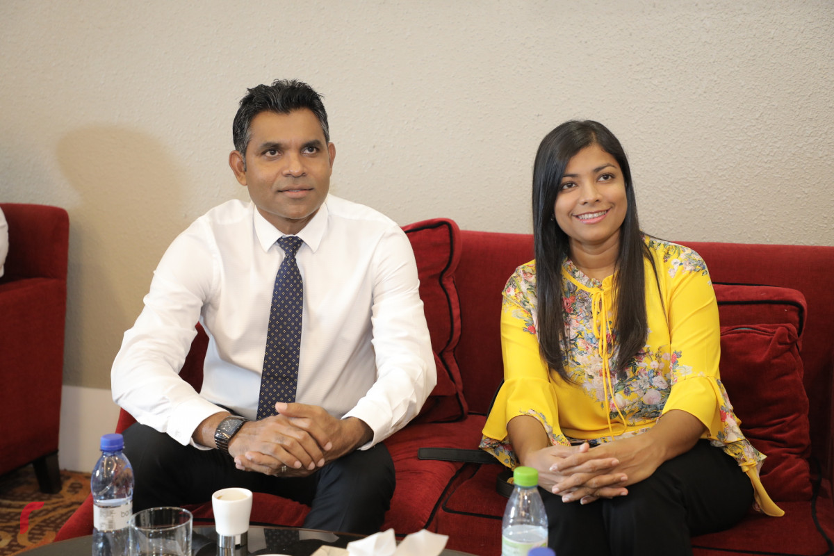 ނޮވެމްބަރ 1، 2018: އިންތިޚާބީ ނައިބު ރައީސް ފައިސަލް ނަސީމާއި، ރައްޔިތުންގެ މަޖިލީހުގެ މީދޫ ދާއިރާގެ މެންބަރު ރޮޒައިނާ އާދަމް ރައީސް ނަޝީދަށް މަރުހަބާ ދެންނެވުމަށް ވެލާނަ އިންޓަރނޭޝަނަލް އެއާޕޯޓްގެ ވީއައިޕީ ލޯންޖްގައި - ފޮޓޯ: މުޙައްމަދު ޝަރުހާން / ރާއްޖެ އެމްވީ