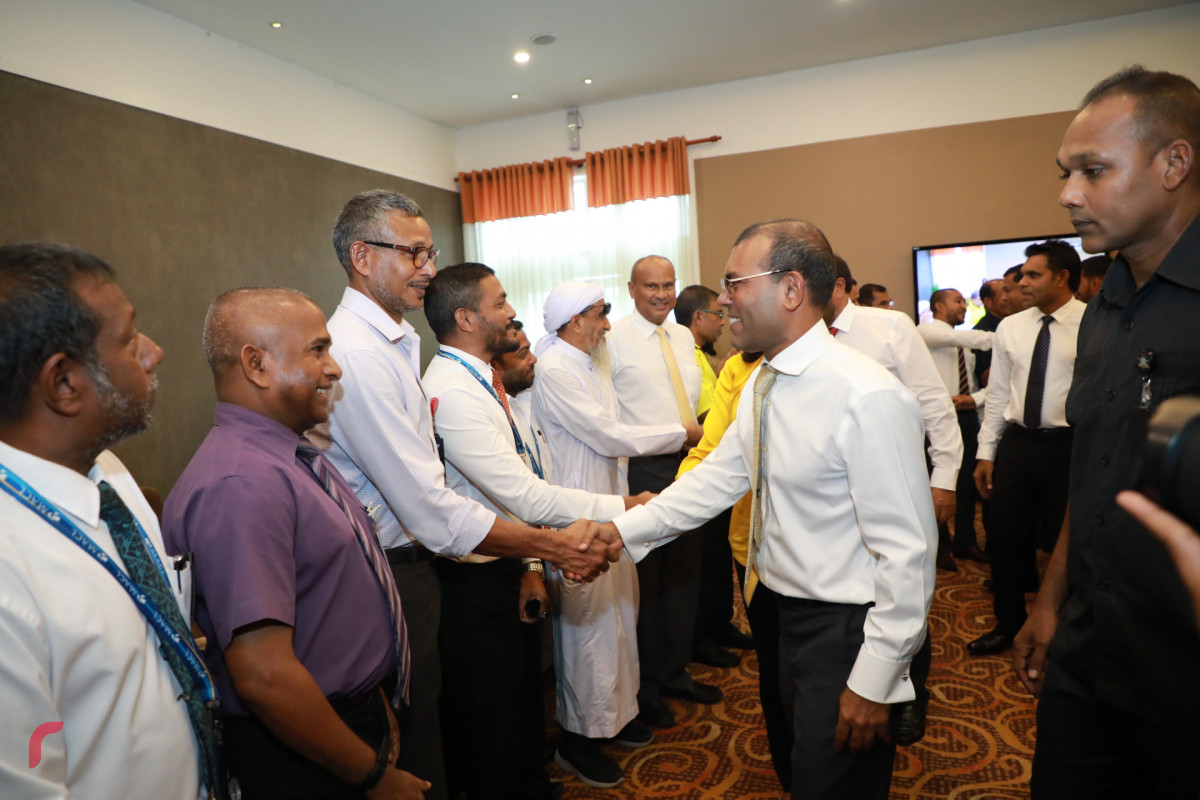 ނޮވެމްބަރ 1، 2018: ރައީސް ނަޝީދަށް މަރުހަބާ ދެންނެވުމަށް ވެލާނާ އިންޓަރނޭޝަނަލް އެއާޕޯޓްގެ ވީއައިޕީ ލޯންޖަށް ވަޑައިގަތް ބައެއް ބޭފުޅުންނާއި ރައީސް ނަޝީދު ސަލާމް ކުރައްވަނީ - ފޮޓޯ: މުޙައްމަދު ޝަރުހާން / ރާއްޖެ އެމްވީ