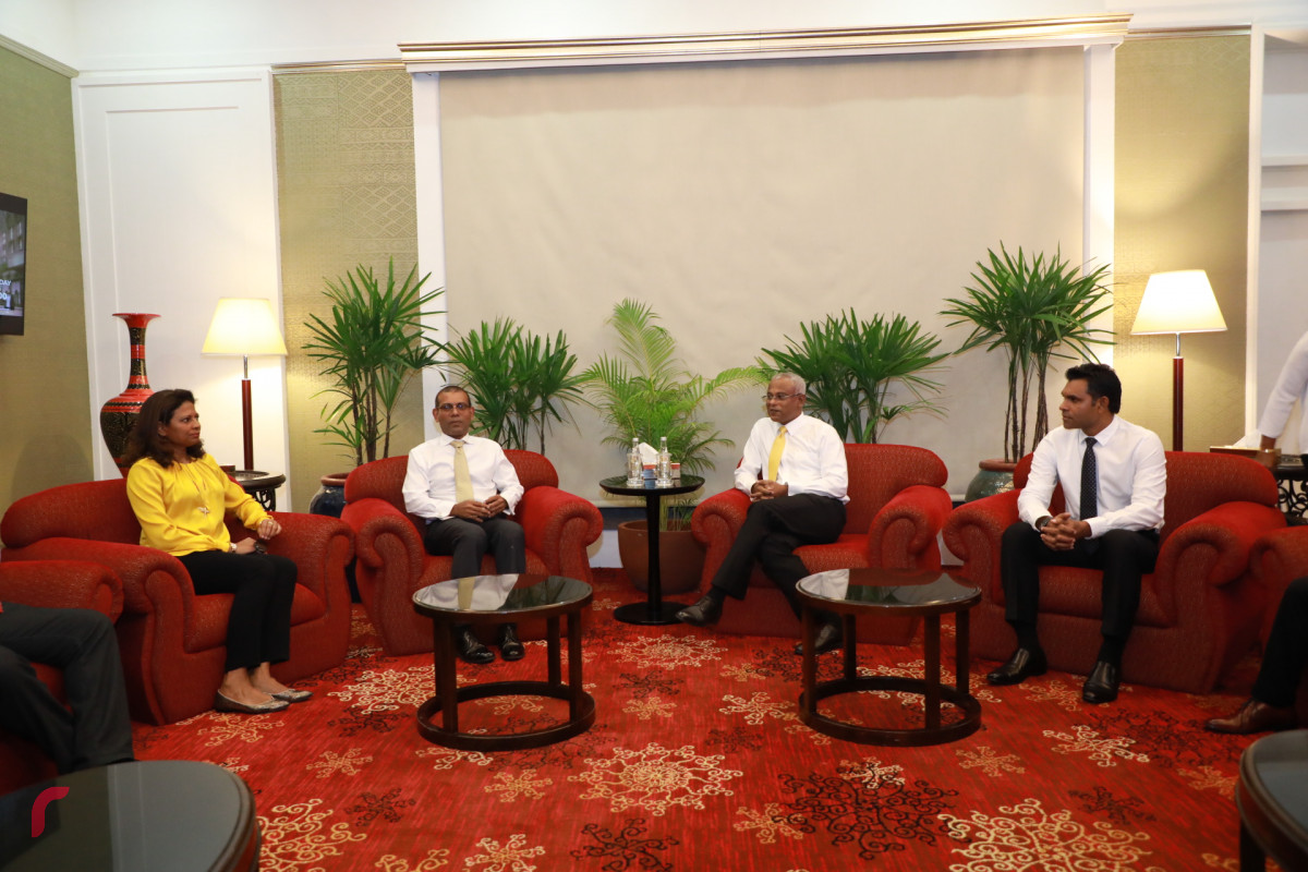 ނޮވެމްބަރ 1، 2018: ރައީސް ނަޝީދާއި އެމަނިކުފާނުގެ އަނބިކަނބަލުން ލައިލާ އަލީ، އިންތިޚާބީ ރައީސް އިބްރާހީމް މުޙައްމަދު ސޯލިހާއި، އިންތިޚާބީ ނައިބު ރައީސް ފައިސަލް ނަސީމާއި ބައްދަލުކުރައްވަނީ - ފޮޓޯ: މުޙައްމަދު ޝަރުހާން / ރާއްޖެ އެމްވީ