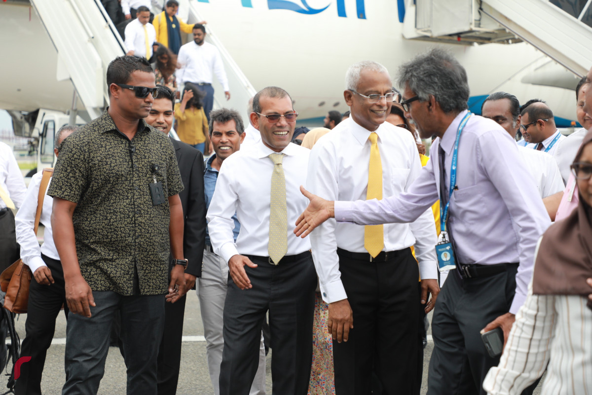 ނޮވެމްބަރ 1، 2018: ރައީސް ނަޝީދު ރާއްޖެ ވަޑައިގަތުމުން ވެލާނާ އިންޓަރނޭޝަނަލް އެއާޕޯޓްގެ އިސް ވެރިއަކު އެމަނިކުފާނަށް މަރުހަބާ ދަންނަވަނީ - ފޮޓޯ: މުޙައްމަދު ޝަރުހާން / ރާއްޖެ އެމްވީ