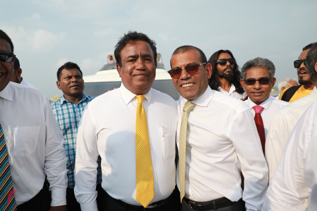 ނޮވެމްބަރ 1، 2018: ރައީސް ނަޝީދު ރާއްޖެއަށް ވަޑައިގަތުމުން އެމަނިކުފާނަށް މަރުހަބާ ދެންނެވުމަށް ވަޑައިގެންނެވި އެމްޑީޕީގެ ޕާލިމެންޓްރީ ގްރޫޕުގެ ބައެއް މެންބަރުންނާ އެކު ރައީސް ނަޝީދު ފޮޓޯ ނަންގަވަނީ - ފޮޓޯ: މުޙައްމަދު ޝަރުހާން / ރާއްޖެ އެމްވީ