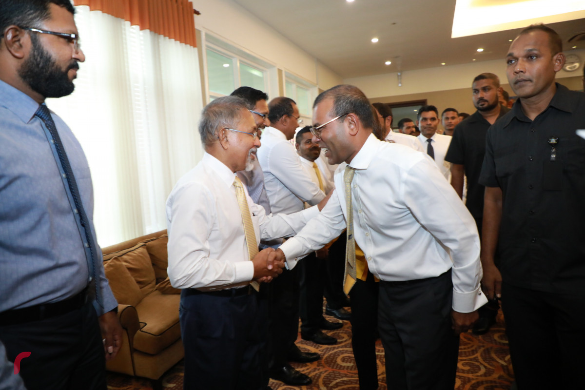 ނޮވެމްބަރ 1، 2018: ރައީސް ނަޝީދަށް މަރުހަބާ ދެންނެވުމަށް ވެލާނާ އިންޓަރނޭޝަނަލް އެއާޕޯޓްގެ ވީއައިޕީ ލޯންޖަށް ވަޑައިގަތް ބައެއް ބޭފުޅުންނާއި ރައީސް ނަޝީދު ސަލާމް ކުރައްވަނީ - ފޮޓޯ: މުޙައްމަދު ޝަރުހާން / ރާއްޖެ އެމްވީ