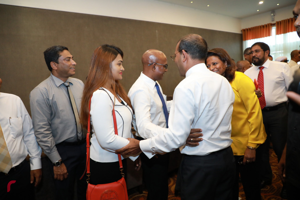 ނޮވެމްބަރ 1، 2018: ރައީސް ނަޝީދަށް މަރުހަބާ ދެންނެވުމަށް ވެލާނާ އިންޓަރނޭޝަނަލް އެއާޕޯޓްގެ ވީއައިޕީ ލޯންޖަށް ވަޑައިގަތް ބައެއް ބޭފުޅުންނާއި ރައީސް ނަޝީދު ސަލާމް ކުރައްވަނީ - ފޮޓޯ: މުޙައްމަދު ޝަރުހާން / ރާއްޖެ އެމްވީ