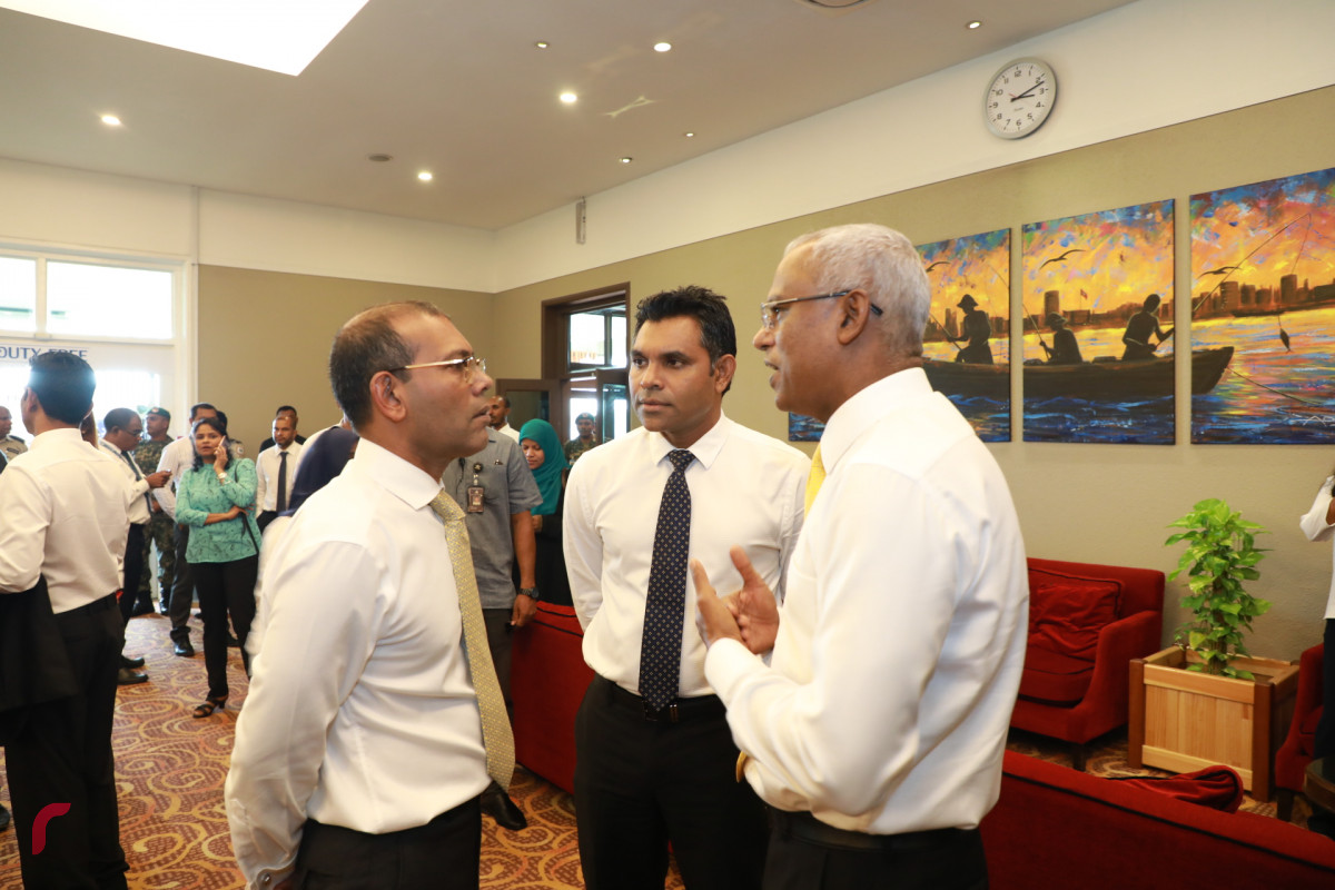 ނޮވެމްބަރ 1، 2018: ރައީސް ނަޝީދު އިންތިޚާބީ ރައީސް އިބްރާހިމް މުޙައްމަދު ސޯލިހާއި، އިންތިޚާބީ ނައިބުރައީސް ފައިސަލް ނަސީމާއި ބައްދަލުކުރައްވަނީ - ފޮޓޯ: މުޙައްމަދު ޝަރުހާން / ރާއްޖެ އެމްވީ