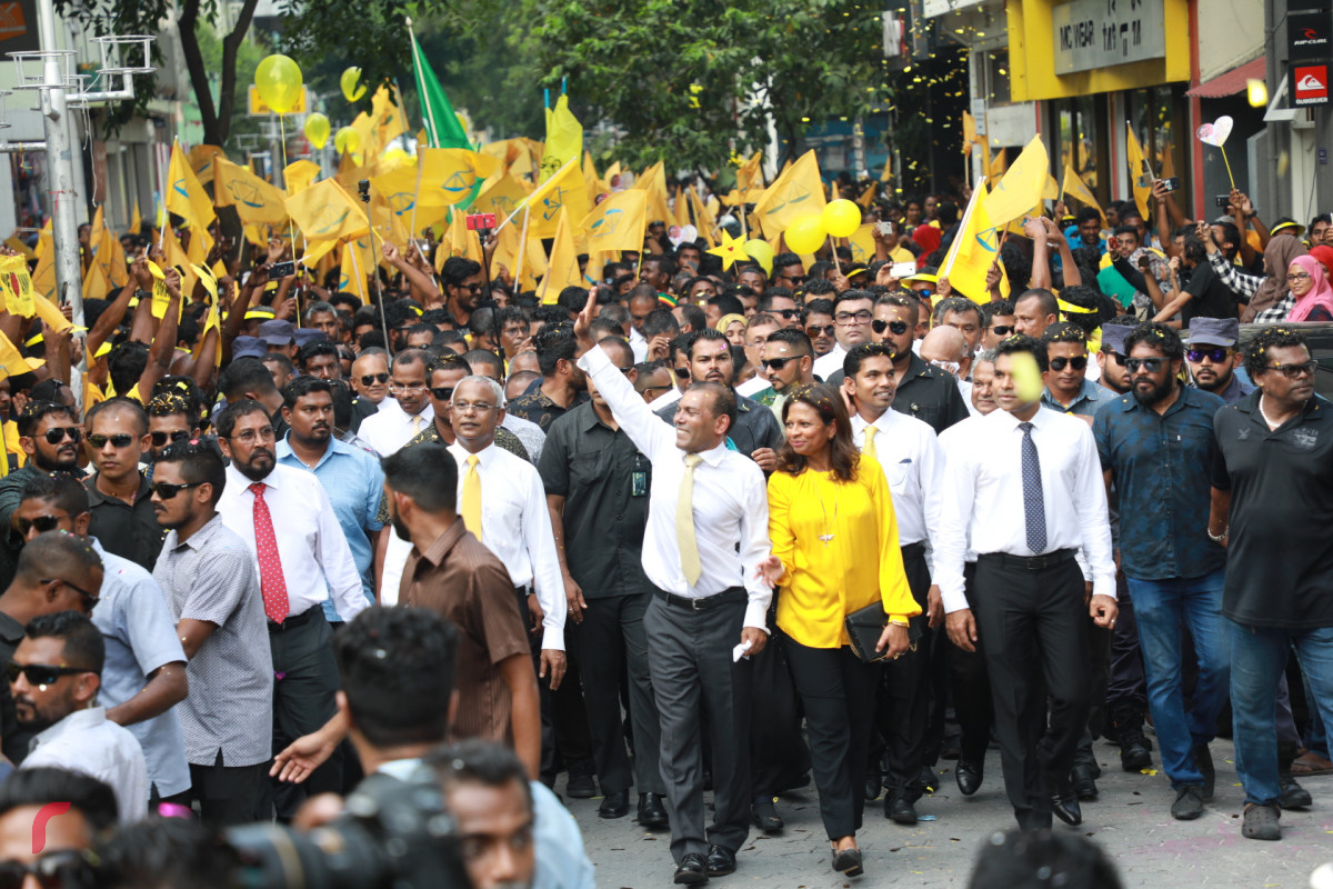 ނޮވެމްބަރ 1، 2018: އަމިއްލައަށް އަރުވާލެއްވިގެން ރާއްޖެއިން ބޭރުގައި ހުންނަވަތާ ތިން އަހަރު ފަހުން މިނިވަނެއްގެ ގޮތުގައި އެނބުރި ދިވެހިރާއްޖެއަށް ވަޑައިގެން ރައީސް ނަޝީދު އެމަނިކުފާނަށް ތާޢީދު ކުރާ ރައްޔިތުންނަށް ހަނާއަޅުއްވާލައްވަނީ - ފޮޓޯ: މުޙައްމަދު ޝަރުހާން / ރާއްޖެ އެމްވީ