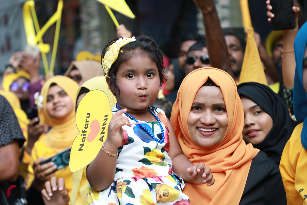 ނޮވެމްބަރ 1، 2018: ރައީސް ނަޝީދު ރާއްޖެއަށް ވަޑައިގަތުމުން އެމަނިކުފާނަށް މަރުހަބާ ދެންނެވުމަށް މަގުތަކަށް ނުކުތް ބައެއް ރައްޔިތުން - ފޮޓޯ: މުޙައްމަދު ޝަރުހާން / ރާއްޖެ އެމްވީ