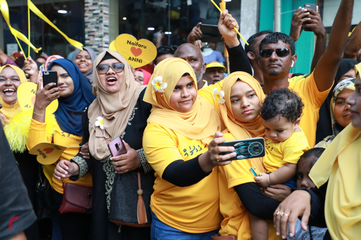 ނޮވެމްބަރ 1، 2018: ރައީސް ނަޝީދު ރާއްޖެއަށް ވަޑައިގަތުމުން އެމަނިކުފާނަށް މަރުހަބާ ދެންނެވުމަށް މަގުތަކަށް ނުކުތް ބައެއް ރައްޔިތުން - ފޮޓޯ: މުޙައްމަދު ޝަރުހާން / ރާއްޖެ އެމްވީ