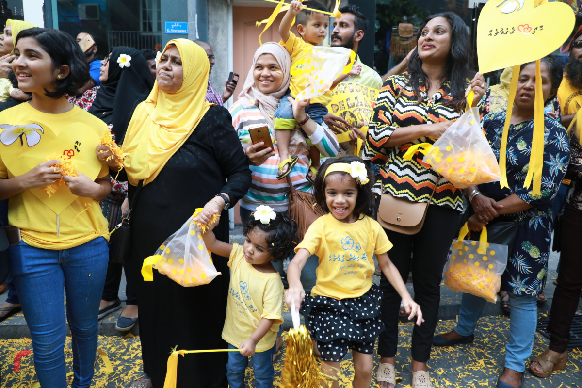 ނޮވެމްބަރ 1، 2018: ރައީސް ނަޝީދު ރާއްޖެއަށް ވަޑައިގަތުމުން އެމަނިކުފާނަށް މަރުހަބާ ދެންނެވުމަށް މަގުތަކަށް ނުކުތް ބައެއް ރައްޔިތުން - ފޮޓޯ: މުޙައްމަދު ޝަރުހާން / ރާއްޖެ އެމްވީ