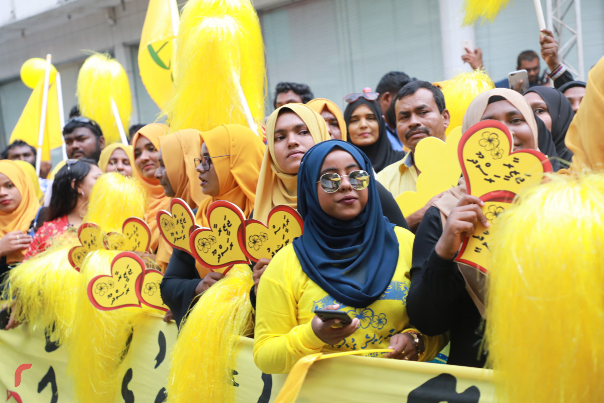 ނޮވެމްބަރ 1، 2018: ރައީސް ނަޝީދު ރާއްޖެއަށް ވަޑައިގަތުމުން އެމަނިކުފާނަށް މަރުހަބާ ދެންނެވުމަށް މަގުތަކަށް ނުކުތް ބައެއް ރައްޔިތުން - ފޮޓޯ: މުޙައްމަދު ޝަރުހާން / ރާއްޖެ އެމްވީ