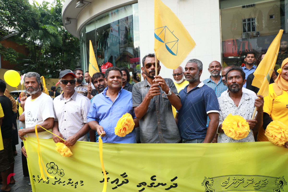 ނޮވެމްބަރ 1، 2018: ރައީސް ނަޝީދު ރާއްޖެއަށް ވަޑައިގަތުމުން އެމަނިކުފާނަށް މަރުހަބާ ދެންނެވުމަށް މަގުތަކަށް ނުކުތް ބައެއް ރައްޔިތުން - ފޮޓޯ: މުޙައްމަދު ޝަރުހާން / ރާއްޖެ އެމްވީ