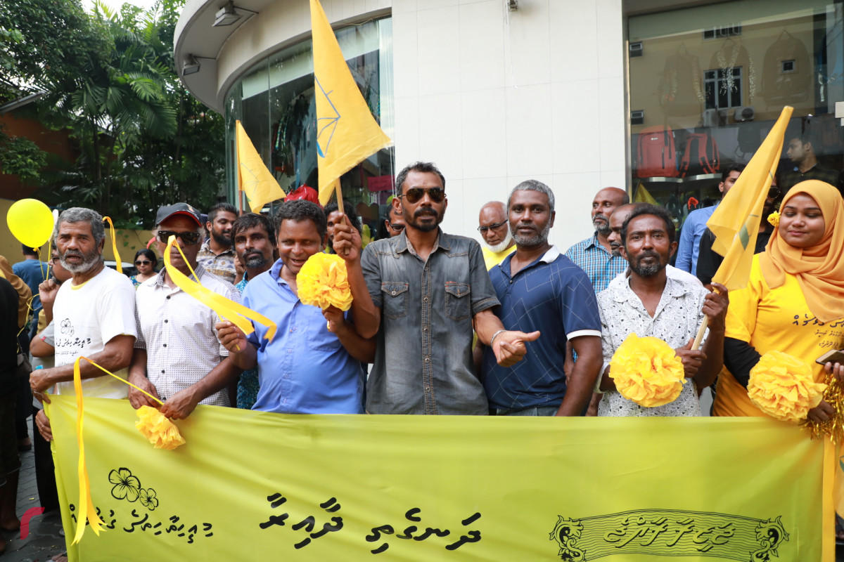 ނޮވެމްބަރ 1، 2018: ރައީސް ނަޝީދު ރާއްޖެއަށް ވަޑައިގަތުމުން އެމަނިކުފާނަށް މަރުހަބާ ދެންނެވުމަށް މަގުތަކަށް ނުކުތް ބައެއް ރައްޔިތުން - ފޮޓޯ: މުޙައްމަދު ޝަރުހާން / ރާއްޖެ އެމްވީ