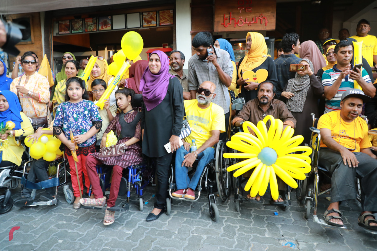 ނޮވެމްބަރ 1، 2018: ރައީސް ނަޝީދު ރާއްޖެއަށް ވަޑައިގަތުމުން އެމަނިކުފާނަށް މަރުހަބާ ދެންނެވުމަށް މަގުތަކަށް ނުކުތް ބައެއް ރައްޔިތުން - ފޮޓޯ: މުޙައްމަދު ޝަރުހާން / ރާއްޖެ އެމްވީ