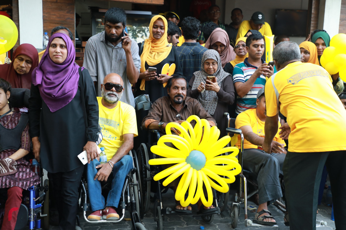 ނޮވެމްބަރ 1، 2018: ރައީސް ނަޝީދު ރާއްޖެއަށް ވަޑައިގަތުމުން އެމަނިކުފާނަށް މަރުހަބާ ދެންނެވުމަށް މަގުތަކަށް ނުކުތް ބައެއް ރައްޔިތުން - ފޮޓޯ: މުޙައްމަދު ޝަރުހާން / ރާއްޖެ އެމްވީ