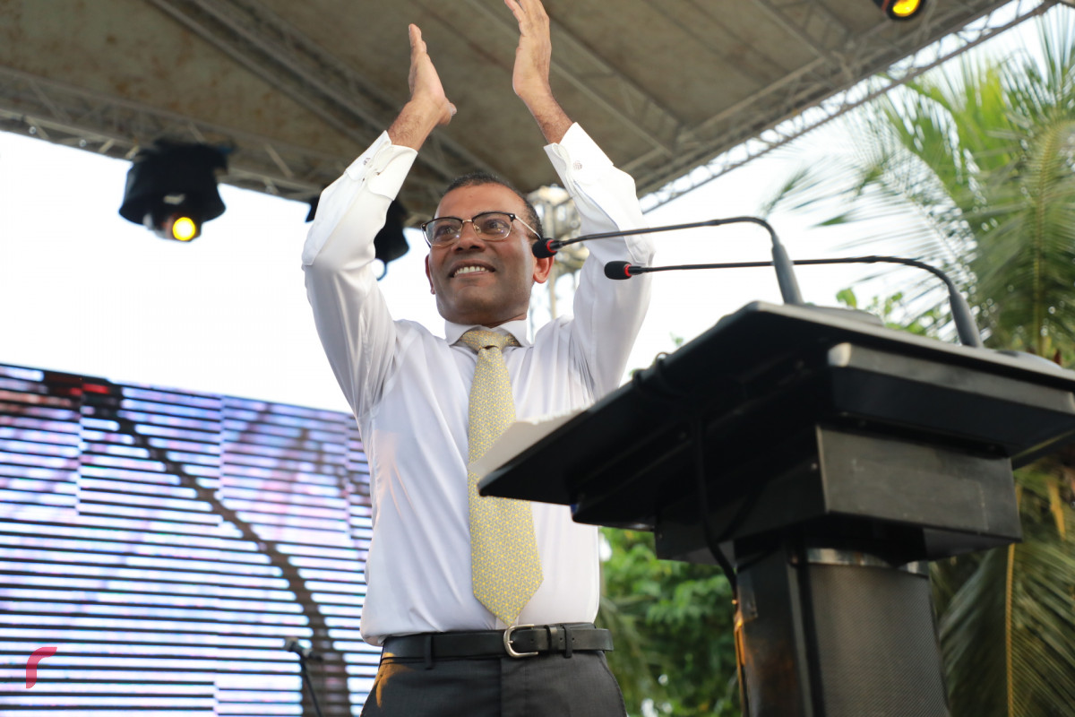 ނޮވެމްބަރ 1، 2018: އަމިއްލައަށް އަރުވާލެއްވިގެން ރާއްޖެއިން ބޭރުގައި ހުންނަވަތާ ތިން އަހަރު ފަހުން މިނިވަނެއްގެ ގޮތުގައި އެނބުރި ދިވެހިރާއްޖެއަށް ވަޑައިގެން ރައީސް ނަޝީދު އެމަނިކުފާނަށް ތާޢީދު ކުރާ ރައްޔިތުންނާއި މުހާތަބުކުރައްވައި ވާހަކަފުޅު ދައްކަވަނީ - ފޮޓޯ: މުޙައްމަދު ޝަރުހާން / ރާއްޖެ އެމްވީ