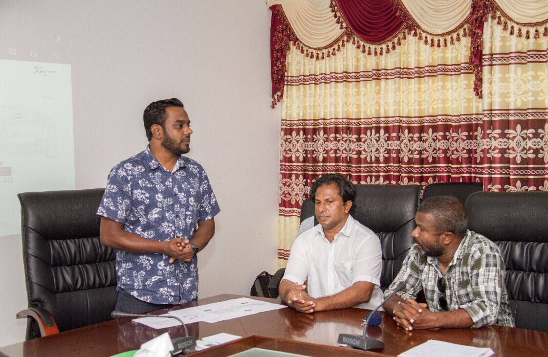 އައްޑޫ ރައްޔިތުންނާއި އަކްރަމް ބައްދަލު ކުރައްވަނީ