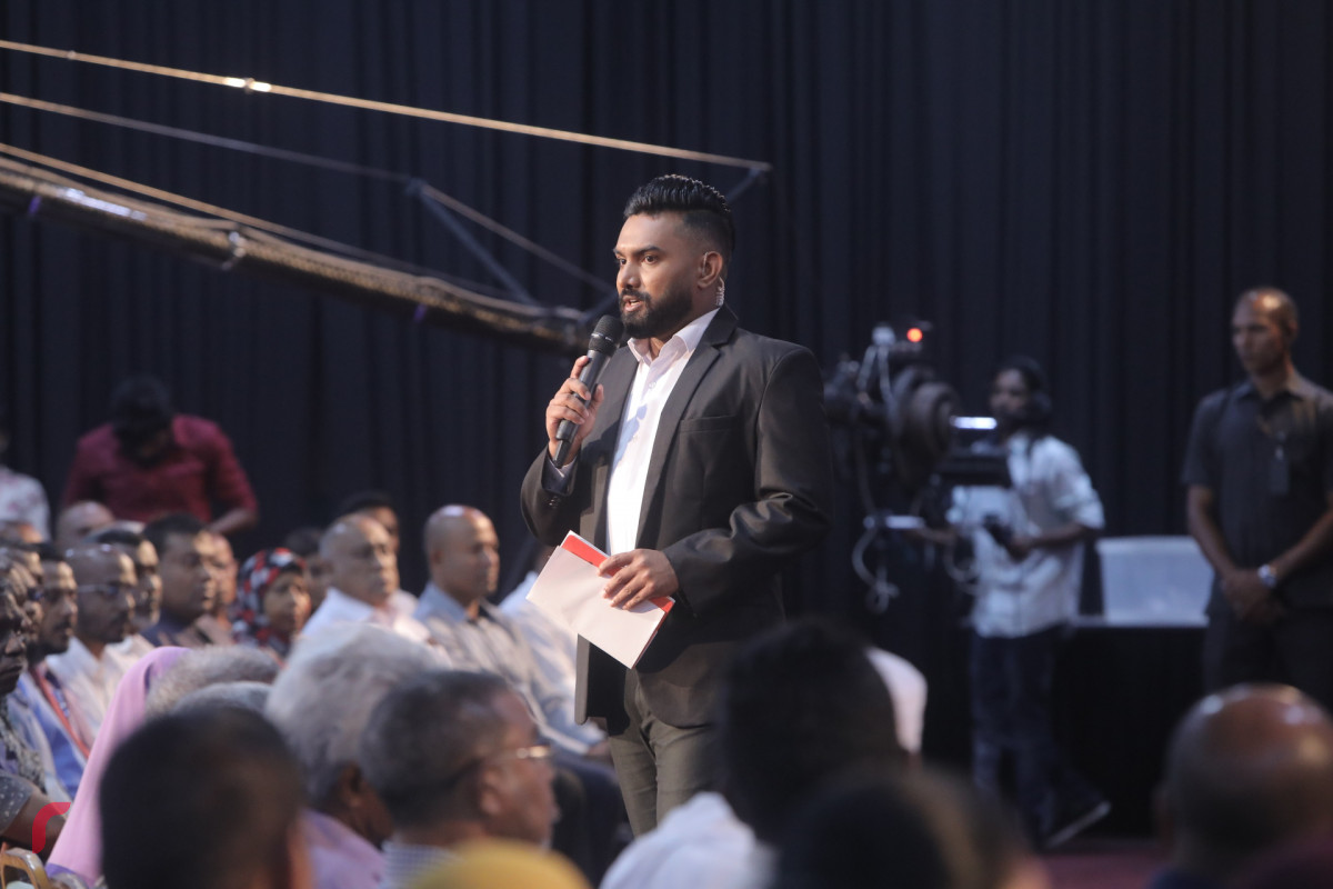 ނޮވެމްބަރު 5، 2018: ރައްޔިތުންގެ ހިޔާލު ހޯދުމަށް ސިލްސިލާކޮށް ކުރިއަށްގެންދާ ޖަޒީރާ ހޮޅުއަށި ފޯރަމްގެ ތެރެއިން، މި ހަރަކާތުގައި އިންތިހާބީ ރައީސް އިބްރާހިމް މުހައްމަދު ސޯލިހުގެ އިތުރުން އިންތިހާބީ ނާއިބު ރައީސް ފައިސަލް ނަސީމް އަދި ކުރީގެ ރައީސް މުހައްމަދު ނަޝީދު ބައިވެރިވެ ވަޑައިގެންފައި ވާއިރު ފޯރަމްގައި ވަނީ ރައްޔިތުންގެ ކަންބޮޑުވުންތައް އިންތިހާބީ އައު ސަރުކާރުގެ އިސްވެރިންނާއި ހިއްސާކޮށްފައި-- ފޮޓޯ: މުހައްމަދު ޝަރުހާން / ރާއްޖެ އެމްވީ