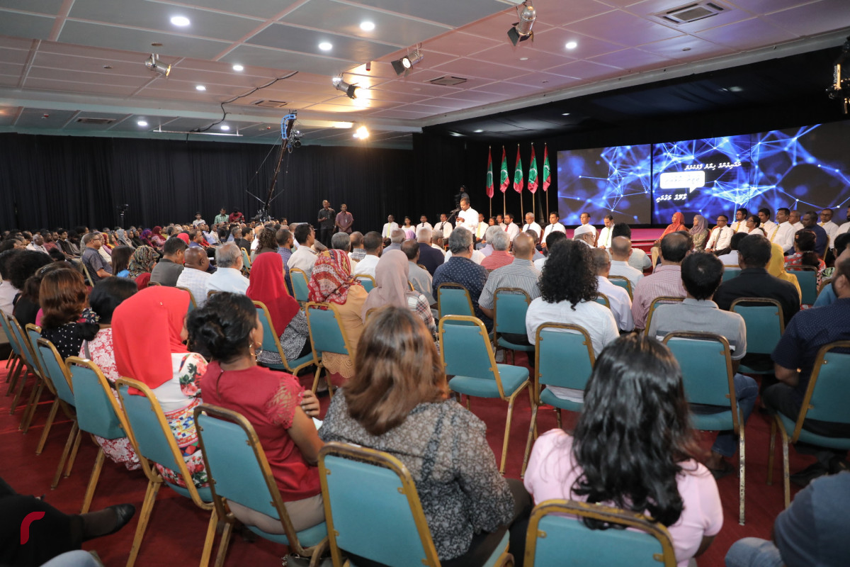 ނޮވެމްބަރު 5، 2018: ރައްޔިތުންގެ ހިޔާލު ހޯދުމަށް ސިލްސިލާކޮށް ކުރިއަށްގެންދާ ޖަޒީރާ ހޮޅުއަށި ފޯރަމްގެ ތެރެއިން، މި ހަރަކާތުގައި އިންތިހާބީ ރައީސް އިބްރާހިމް މުހައްމަދު ސޯލިހުގެ އިތުރުން އިންތިހާބީ ނާއިބު ރައީސް ފައިސަލް ނަސީމް އަދި ކުރީގެ ރައީސް މުހައްމަދު ނަޝީދު ބައިވެރިވެ ވަޑައިގެންފައި ވާއިރު ފޯރަމްގައި ވަނީ ރައްޔިތުންގެ ކަންބޮޑުވުންތައް އިންތިހާބީ އައު ސަރުކާރުގެ އިސްވެރިންނާއި ހިއްސާކޮށްފައި-- ފޮޓޯ: މުހައްމަދު ޝަރުހާން / ރާއްޖެ އެމްވީ