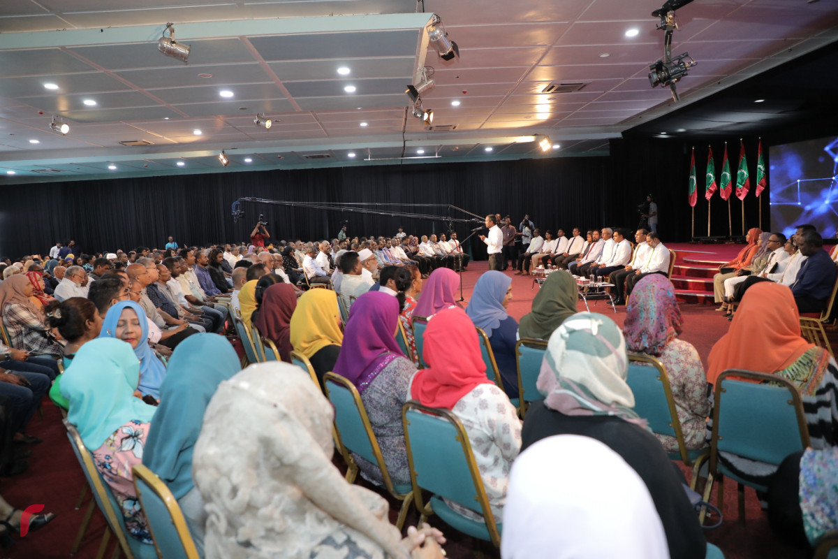 ނޮވެމްބަރު 5، 2018: ރައްޔިތުންގެ ހިޔާލު ހޯދުމަށް ސިލްސިލާކޮށް ކުރިއަށްގެންދާ ޖަޒީރާ ހޮޅުއަށި ފޯރަމްގެ ތެރެއިން، މި ހަރަކާތުގައި އިންތިހާބީ ރައީސް އިބްރާހިމް މުހައްމަދު ސޯލިހުގެ އިތުރުން އިންތިހާބީ ނާއިބު ރައީސް ފައިސަލް ނަސީމް އަދި ކުރީގެ ރައީސް މުހައްމަދު ނަޝީދު ބައިވެރިވެ ވަޑައިގެންފައި ވާއިރު ފޯރަމްގައި ވަނީ ރައްޔިތުންގެ ކަންބޮޑުވުންތައް އިންތިހާބީ އައު ސަރުކާރުގެ އިސްވެރިންނާއި ހިއްސާކޮށްފައި-- ފޮޓޯ: މުހައްމަދު ޝަރުހާން / ރާއްޖެ އެމްވީ