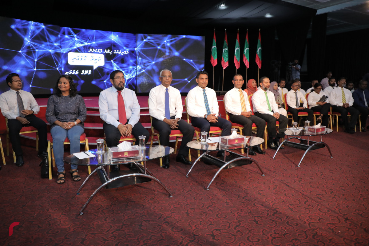 ނޮވެމްބަރު 5، 2018: ރައްޔިތުންގެ ހިޔާލު ހޯދުމަށް ސިލްސިލާކޮށް ކުރިއަށްގެންދާ ޖަޒީރާ ހޮޅުއަށި ފޯރަމްގެ ތެރެއިން، މި ހަރަކާތުގައި އިންތިހާބީ ރައީސް އިބްރާހިމް މުހައްމަދު ސޯލިހުގެ އިތުރުން އިންތިހާބީ ނާއިބު ރައީސް ފައިސަލް ނަސީމް އަދި ކުރީގެ ރައީސް މުހައްމަދު ނަޝީދު ބައިވެރިވެ ވަޑައިގެންފައި ވާއިރު ފޯރަމްގައި ވަނީ ރައްޔިތުންގެ ކަންބޮޑުވުންތައް އިންތިހާބީ އައު ސަރުކާރުގެ އިސްވެރިންނާއި ހިއްސާކޮށްފައި-- ފޮޓޯ: މުހައްމަދު ޝަރުހާން / ރާއްޖެ އެމްވީ