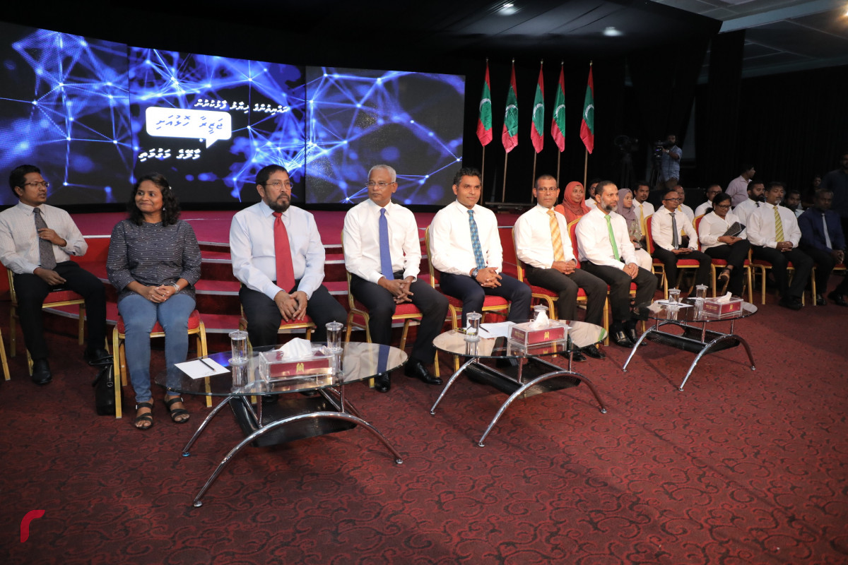 ނޮވެމްބަރު 5، 2018: ރައްޔިތުންގެ ހިޔާލު ހޯދުމަށް ސިލްސިލާކޮށް ކުރިއަށްގެންދާ ޖަޒީރާ ހޮޅުއަށި ފޯރަމްގެ ތެރެއިން، މި ހަރަކާތުގައި އިންތިހާބީ ރައީސް އިބްރާހިމް މުހައްމަދު ސޯލިހުގެ އިތުރުން އިންތިހާބީ ނާއިބު ރައީސް ފައިސަލް ނަސީމް އަދި ކުރީގެ ރައީސް މުހައްމަދު ނަޝީދު ބައިވެރިވެ ވަޑައިގެންފައި ވާއިރު ފޯރަމްގައި ވަނީ ރައްޔިތުންގެ ކަންބޮޑުވުންތައް އިންތިހާބީ އައު ސަރުކާރުގެ އިސްވެރިންނާއި ހިއްސާކޮށްފައި-- ފޮޓޯ: މުހައްމަދު ޝަރުހާން / ރާއްޖެ އެމްވީ