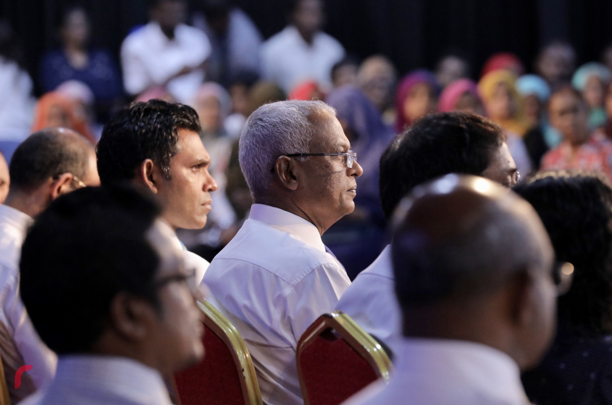 ނޮވެމްބަރު 5، 2018: ރައްޔިތުންގެ ހިޔާލު ހޯދުމަށް ސިލްސިލާކޮށް ކުރިއަށްގެންދާ ޖަޒީރާ ހޮޅުއަށި ފޯރަމްގެ ތެރެއިން، މި ހަރަކާތުގައި އިންތިހާބީ ރައީސް އިބްރާހިމް މުހައްމަދު ސޯލިހުގެ އިތުރުން އިންތިހާބީ ނާއިބު ރައީސް ފައިސަލް ނަސީމް އަދި ކުރީގެ ރައީސް މުހައްމަދު ނަޝީދު ބައިވެރިވެ ވަޑައިގެންފައި ވާއިރު ފޯރަމްގައި ވަނީ ރައްޔިތުންގެ ކަންބޮޑުވުންތައް އިންތިހާބީ އައު ސަރުކާރުގެ އިސްވެރިންނާއި ހިއްސާކޮށްފައި-- ފޮޓޯ: މުހައްމަދު ޝަރުހާން / ރާއްޖެ އެމްވީ