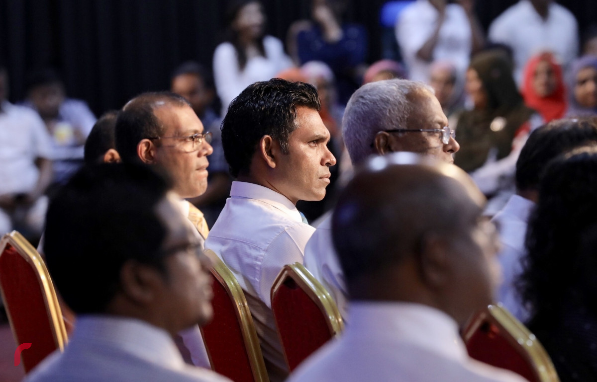 ނޮވެމްބަރު 5، 2018: ރައްޔިތުންގެ ހިޔާލު ހޯދުމަށް ސިލްސިލާކޮށް ކުރިއަށްގެންދާ ޖަޒީރާ ހޮޅުއަށި ފޯރަމްގެ ތެރެއިން، މި ހަރަކާތުގައި އިންތިހާބީ ރައީސް އިބްރާހިމް މުހައްމަދު ސޯލިހުގެ އިތުރުން އިންތިހާބީ ނާއިބު ރައީސް ފައިސަލް ނަސީމް އަދި ކުރީގެ ރައީސް މުހައްމަދު ނަޝީދު ބައިވެރިވެ ވަޑައިގެންފައި ވާއިރު ފޯރަމްގައި ވަނީ ރައްޔިތުންގެ ކަންބޮޑުވުންތައް އިންތިހާބީ އައު ސަރުކާރުގެ އިސްވެރިންނާއި ހިއްސާކޮށްފައި-- ފޮޓޯ: މުހައްމަދު ޝަރުހާން / ރާއްޖެ އެމްވީ