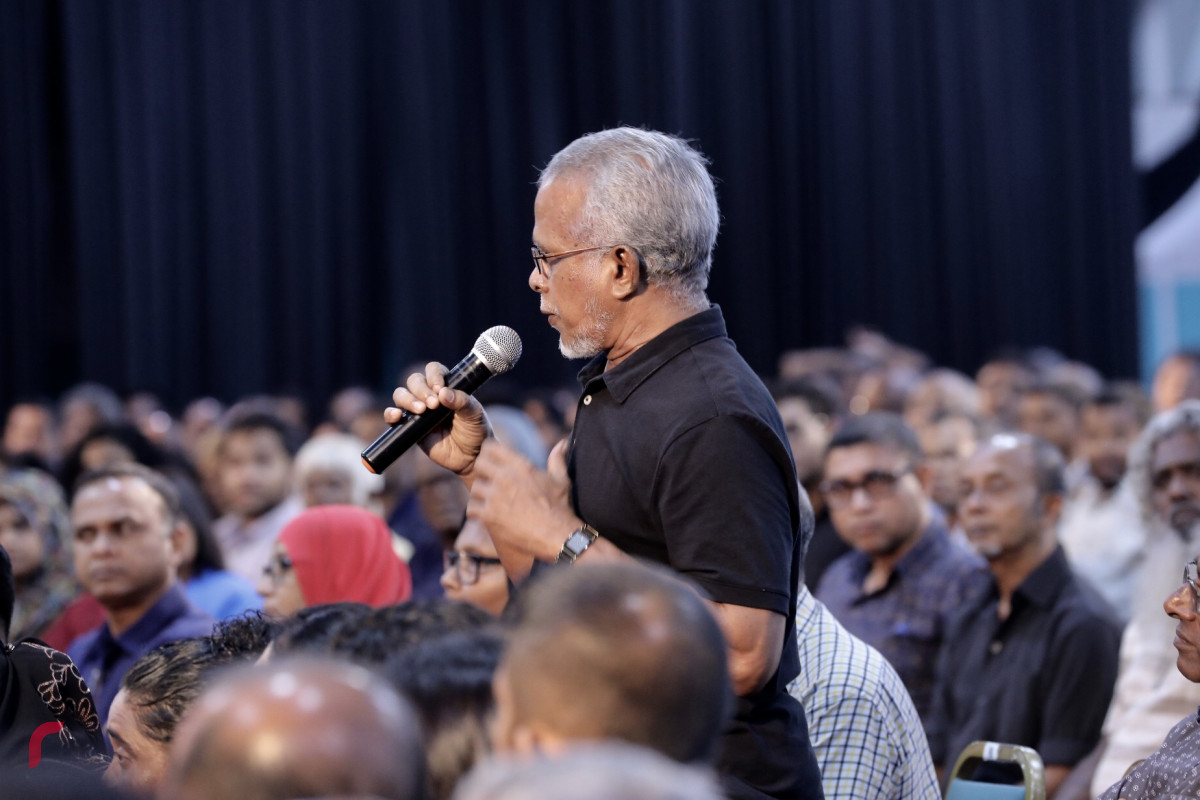 ނޮވެމްބަރު 5، 2018: ރައްޔިތުންގެ ހިޔާލު ހޯދުމަށް ސިލްސިލާކޮށް ކުރިއަށްގެންދާ ޖަޒީރާ ހޮޅުއަށި ފޯރަމްގެ ތެރެއިން، މި ހަރަކާތުގައި އިންތިހާބީ ރައީސް އިބްރާހިމް މުހައްމަދު ސޯލިހުގެ އިތުރުން އިންތިހާބީ ނާއިބު ރައީސް ފައިސަލް ނަސީމް އަދި ކުރީގެ ރައީސް މުހައްމަދު ނަޝީދު ބައިވެރިވެ ވަޑައިގެންފައި ވާއިރު ފޯރަމްގައި ވަނީ ރައްޔިތުންގެ ކަންބޮޑުވުންތައް އިންތިހާބީ އައު ސަރުކާރުގެ އިސްވެރިންނާއި ހިއްސާކޮށްފައި-- ފޮޓޯ: މުހައްމަދު ޝަރުހާން / ރާއްޖެ އެމްވީ