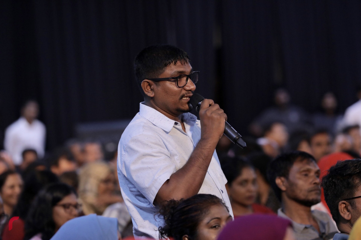 ނޮވެމްބަރު 5، 2018: ރައްޔިތުންގެ ހިޔާލު ހޯދުމަށް ސިލްސިލާކޮށް ކުރިއަށްގެންދާ ޖަޒީރާ ހޮޅުއަށި ފޯރަމްގެ ތެރެއިން، މި ހަރަކާތުގައި އިންތިހާބީ ރައީސް އިބްރާހިމް މުހައްމަދު ސޯލިހުގެ އިތުރުން އިންތިހާބީ ނާއިބު ރައީސް ފައިސަލް ނަސީމް އަދި ކުރީގެ ރައީސް މުހައްމަދު ނަޝީދު ބައިވެރިވެ ވަޑައިގެންފައި ވާއިރު ފޯރަމްގައި ވަނީ ރައްޔިތުންގެ ކަންބޮޑުވުންތައް އިންތިހާބީ އައު ސަރުކާރުގެ އިސްވެރިންނާއި ހިއްސާކޮށްފައި-- ފޮޓޯ: މުހައްމަދު ޝަރުހާން / ރާއްޖެ އެމްވީ