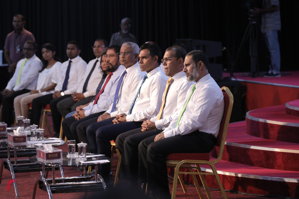 ނޮވެމްބަރު 5، 2018: ރައްޔިތުންގެ ހިޔާލު ހޯދުމަށް ސިލްސިލާކޮށް ކުރިއަށްގެންދާ ޖަޒީރާ ހޮޅުއަށި ފޯރަމްގެ ތެރެއިން، މި ހަރަކާތުގައި އިންތިހާބީ ރައީސް އިބްރާހިމް މުހައްމަދު ސޯލިހުގެ އިތުރުން އިންތިހާބީ ނާއިބު ރައީސް ފައިސަލް ނަސީމް އަދި ކުރީގެ ރައީސް މުހައްމަދު ނަޝީދު ބައިވެރިވެ ވަޑައިގެންފައި ވާއިރު ފޯރަމްގައި ވަނީ ރައްޔިތުންގެ ކަންބޮޑުވުންތައް އިންތިހާބީ އައު ސަރުކާރުގެ އިސްވެރިންނާއި ހިއްސާކޮށްފައި-- ފޮޓޯ: މުހައްމަދު ޝަރުހާން / ރާއްޖެ އެމްވީ