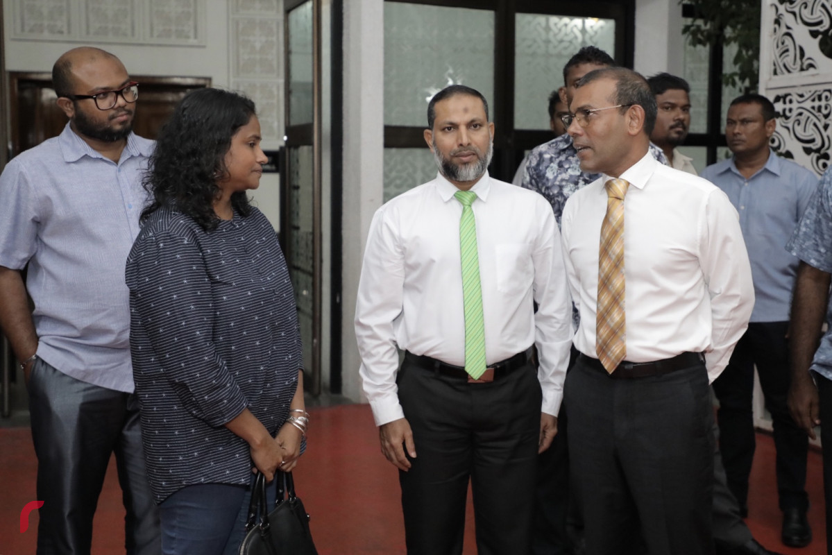 ނޮވެމްބަރު 5، 2018: ރައްޔިތުންގެ ހިޔާލު ހޯދުމަށް ސިލްސިލާކޮށް ކުރިއަށްގެންދާ ޖަޒީރާ ހޮޅުއަށި ފޯރަމްގެ ތެރެއިން، މި ހަރަކާތުގައި އިންތިހާބީ ރައީސް އިބްރާހިމް މުހައްމަދު ސޯލިހުގެ އިތުރުން އިންތިހާބީ ނާއިބު ރައީސް ފައިސަލް ނަސީމް އަދި ކުރީގެ ރައީސް މުހައްމަދު ނަޝީދު ބައިވެރިވެ ވަޑައިގެންފައި ވާއިރު ފޯރަމްގައި ވަނީ ރައްޔިތުންގެ ކަންބޮޑުވުންތައް އިންތިހާބީ އައު ސަރުކާރުގެ އިސްވެރިންނާއި ހިއްސާކޮށްފައި-- ފޮޓޯ: މުހައްމަދު ޝަރުހާން / ރާއްޖެ އެމްވީ